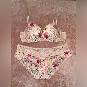 NWOT DREAM ANGELS FLORAL RHRINESTONE PANTY AND BRA SET!!